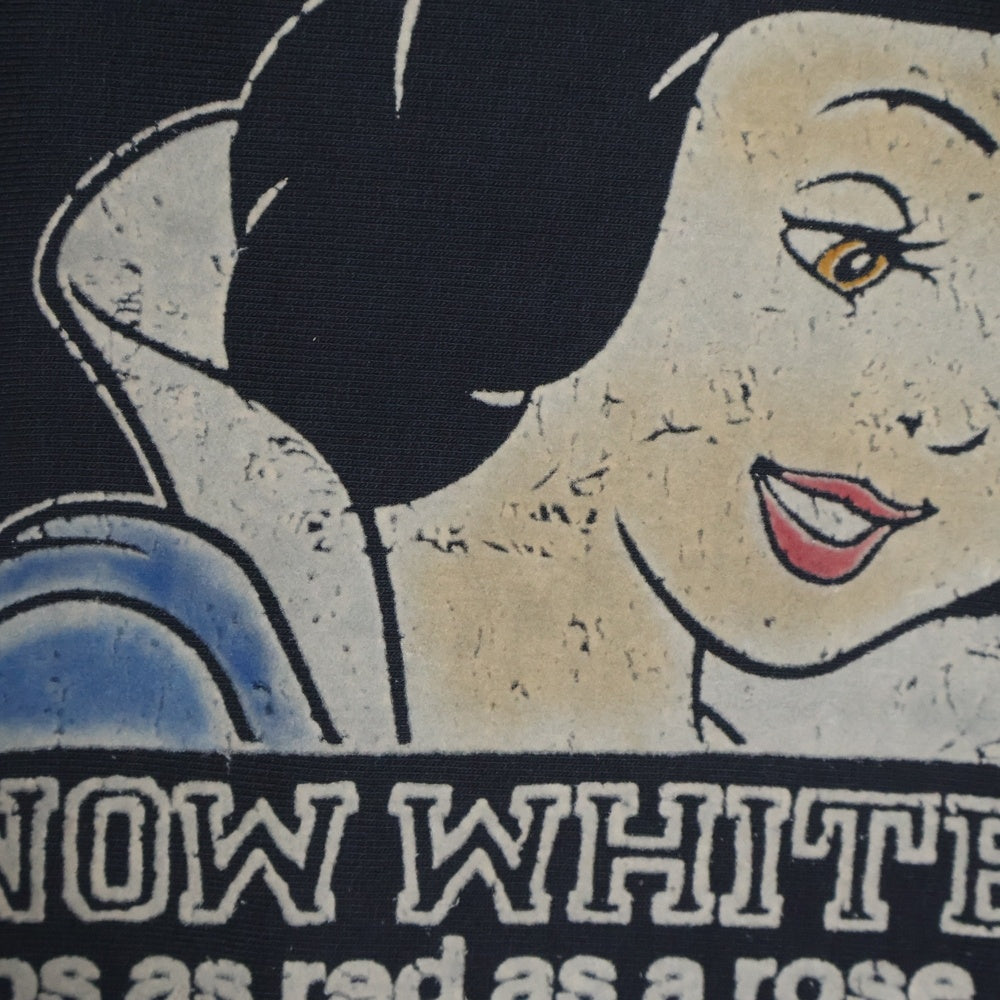 BOWWOW(バウワウ) 23AW ×Disney SNOW WHITE SWEAT SHIRTS スノーホワイト 白雪姫 フロントプリント クルーネックスウェット トレーナー ブラック BW2302-SWSS