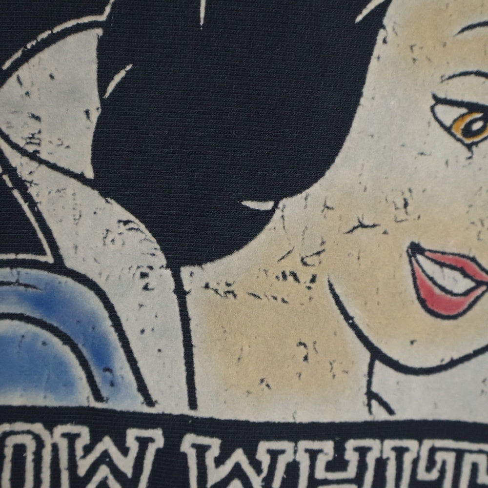 BOWWOW(バウワウ) 23AW ×Disney SNOW WHITE SWEAT SHIRTS スノーホワイト 白雪姫 フロントプリント クルーネックスウェット トレーナー ブラック BW2302-SWSS