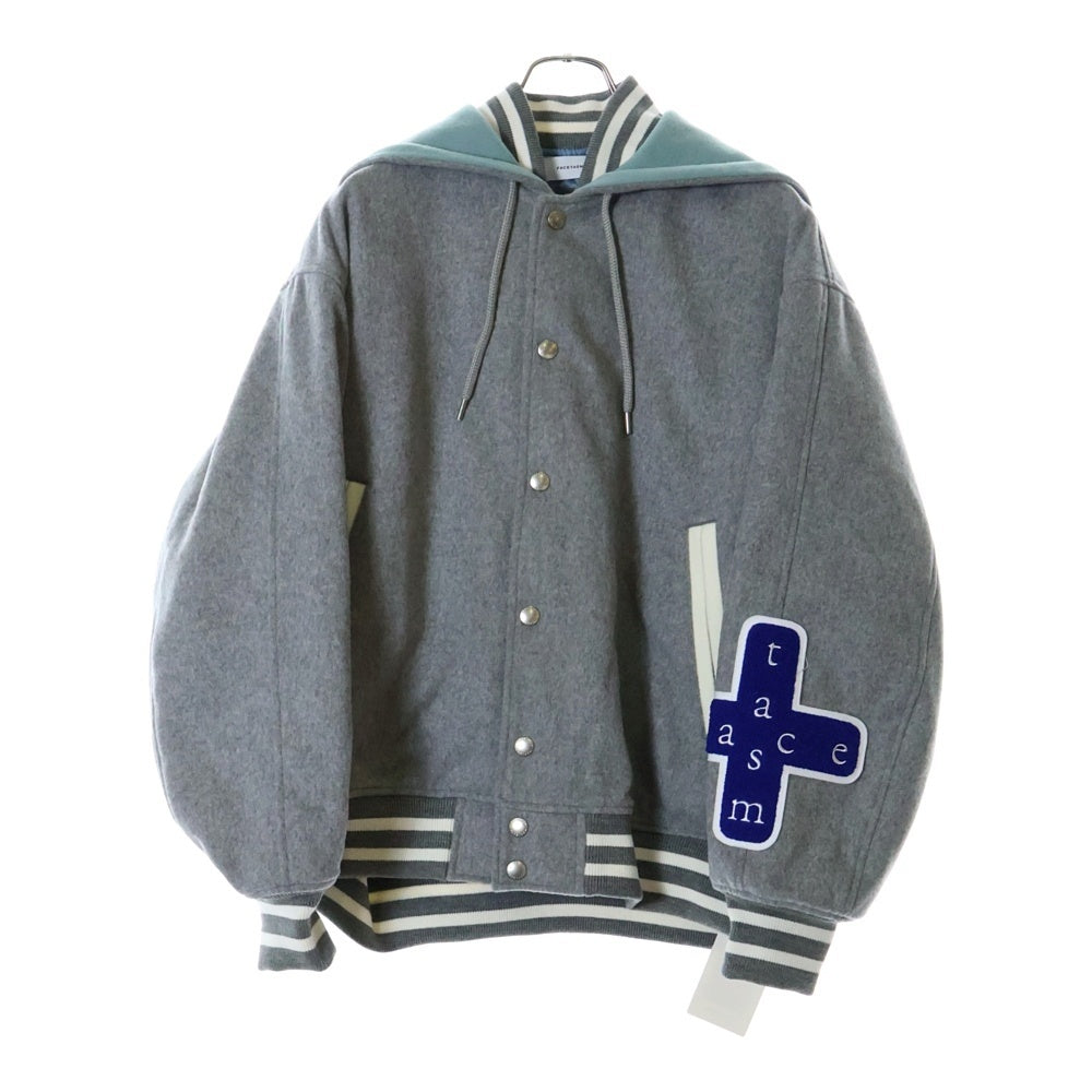 FACETASM(ファセッタズム) 23SS HOODED STADIUM JACKET サイドパッチ ジップフーデッド スタジアムジャケット グレー/ブルー MKS-JK-M06