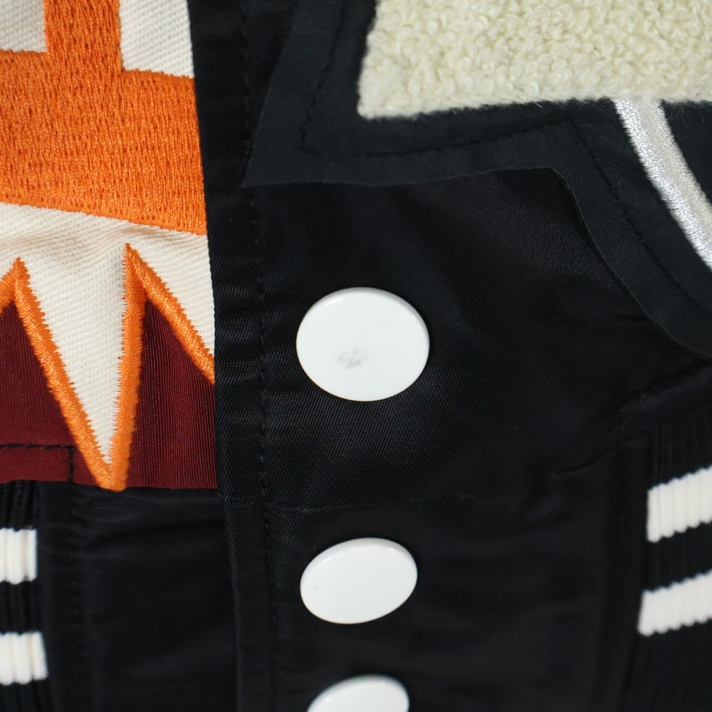DIESEL(ディーゼル) 21AW J-BULC-PATCH JACKET ロゴ刺繍総柄 スナップボタン 中綿 ボンバージャケット スタジャン ブルゾン ブラック/レッド A04982
