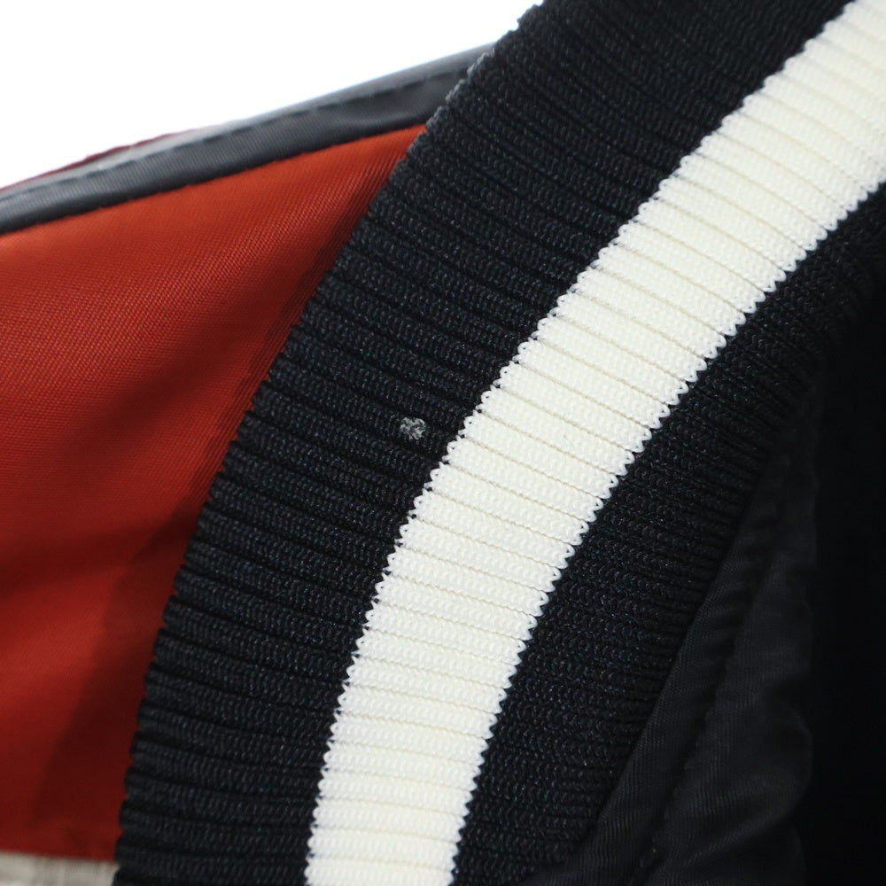 DIESEL(ディーゼル) 21AW J-BULC-PATCH JACKET ロゴ刺繍総柄 スナップボタン 中綿 ボンバージャケット スタジャン ブルゾン ブラック/レッド A04982