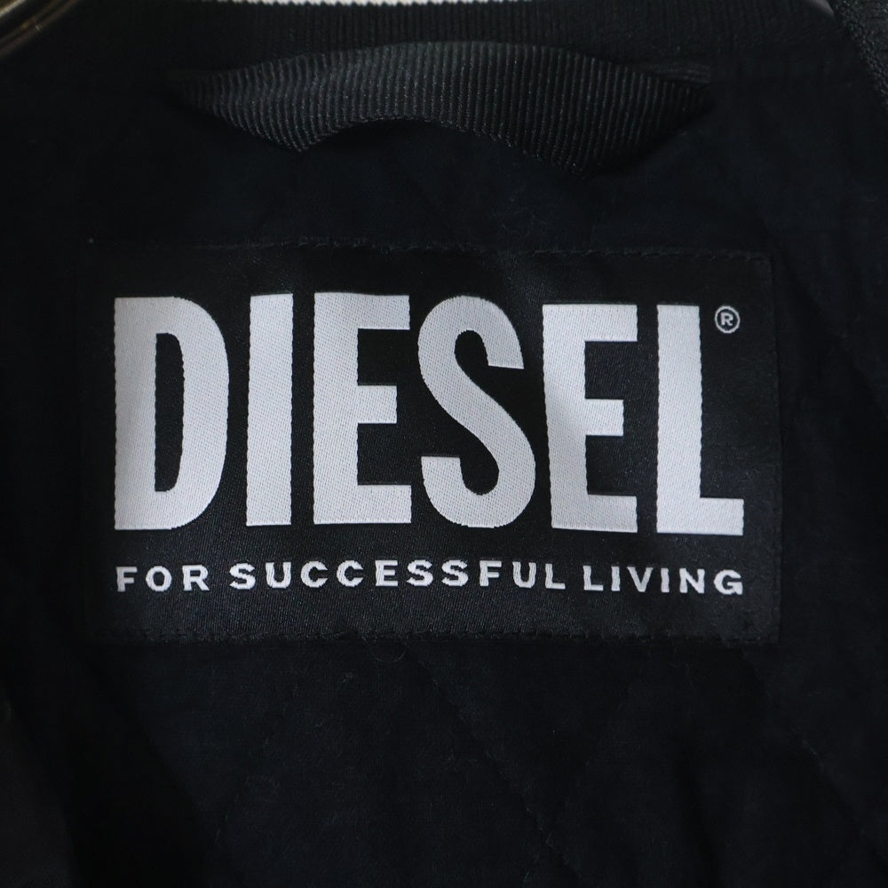 DIESEL(ディーゼル) 21AW J-BULC-PATCH JACKET ロゴ刺繍総柄 スナップボタン 中綿 ボンバージャケット スタジャン ブルゾン ブラック/レッド A04982