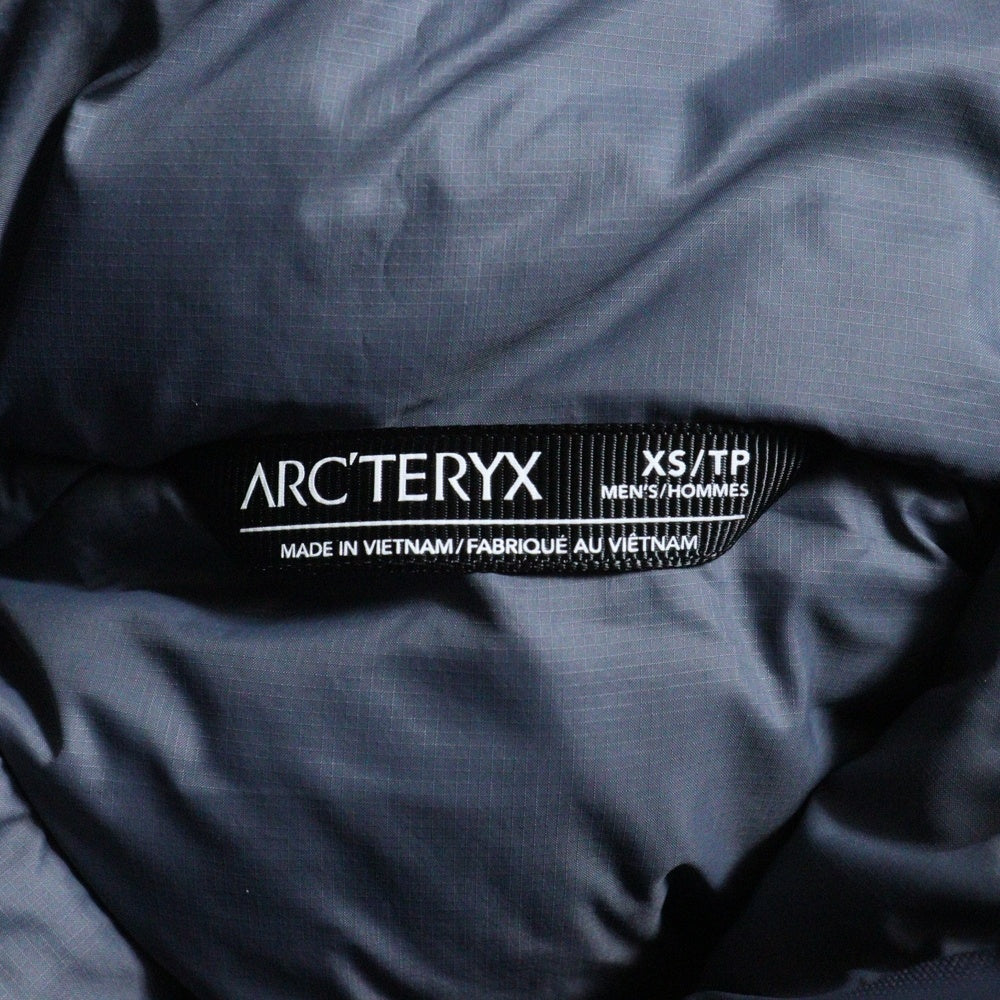 ARC'TERYX(アークテリクス) THERME PARKA サーミパーカー サイドロゴ ジップアップ 中綿ダウンジャケット ネイビー 29708-136525