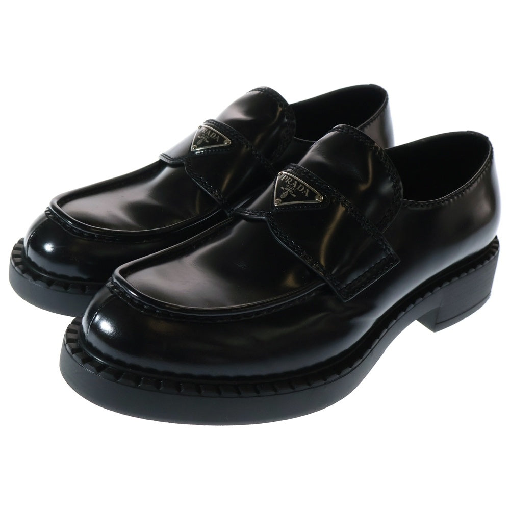 PRADA(プラダ) トライアングルロゴプレート ブラッシュドレザー ローファー ブラック 2DE127