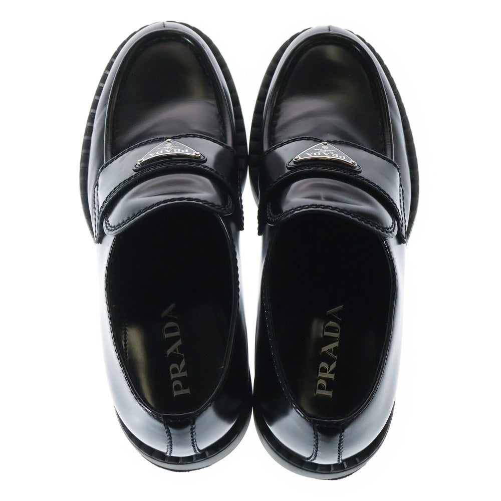 PRADA(プラダ) トライアングルロゴプレート ブラッシュドレザー ローファー ブラック 2DE127