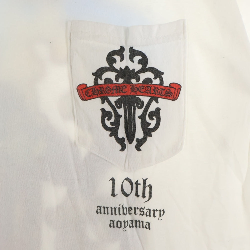 CHROME HEARTS(クロムハーツ) 10TH anniversary AOYAMA DAGGER S/S TEE 10周年限定 バックダガー ロゴプリント 半袖Tシャツ カットソー ホワイト