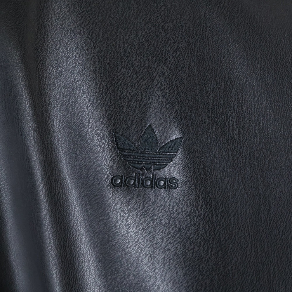 adidas(アディダス) スリーストライプス ルーズ ファイヤーバード フェイクレザー トラックスーツジャケット ブラック IZ4033