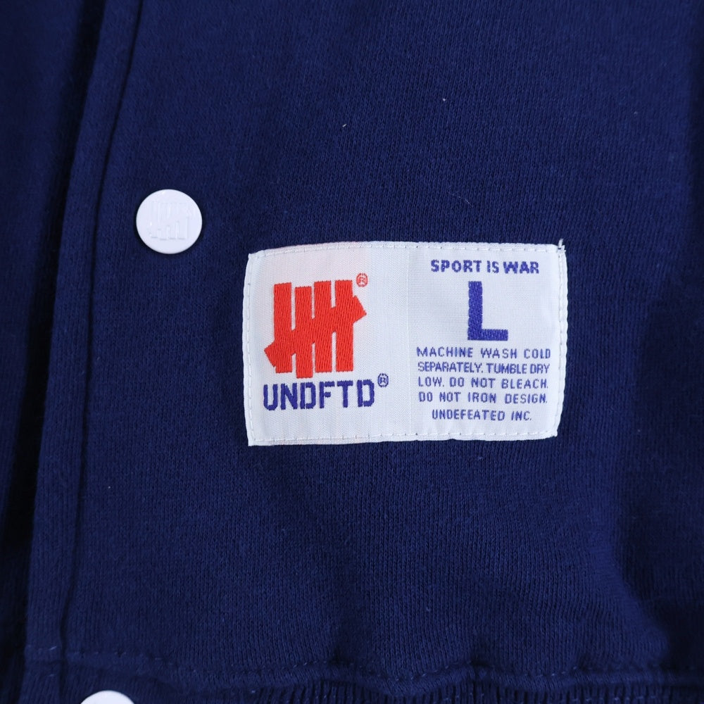 UNDEFEATED(アンディフィーテッド) コットン バックプリント ボタンダウン スタジアム ジャケット ブルゾン ブルー 315069