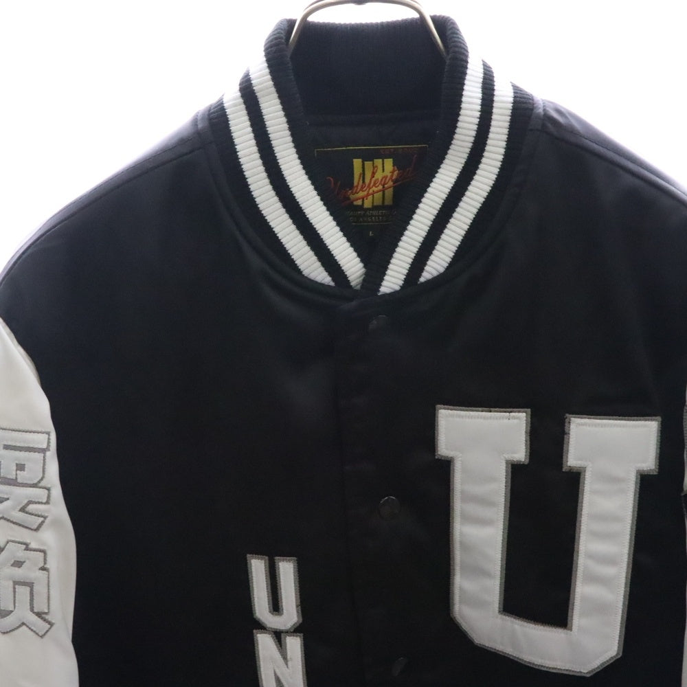 UNDEFEATED(アンディフィーテッド) ロゴ ボタンダウン ポリエステル スタジャン ジャケット ブルゾン ブラック ブラック/ホワイト