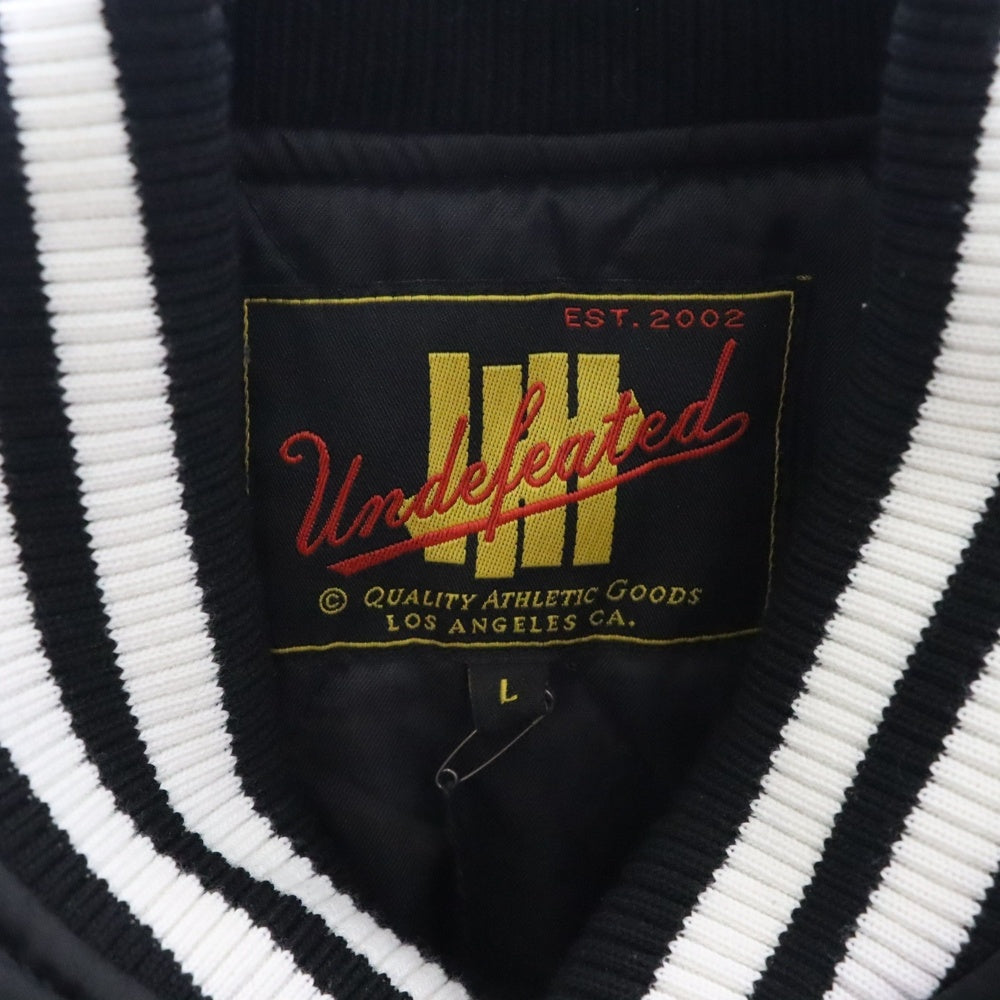 UNDEFEATED(アンディフィーテッド) ロゴ ボタンダウン ポリエステル スタジャン ジャケット ブルゾン ブラック ブラック/ホワイト