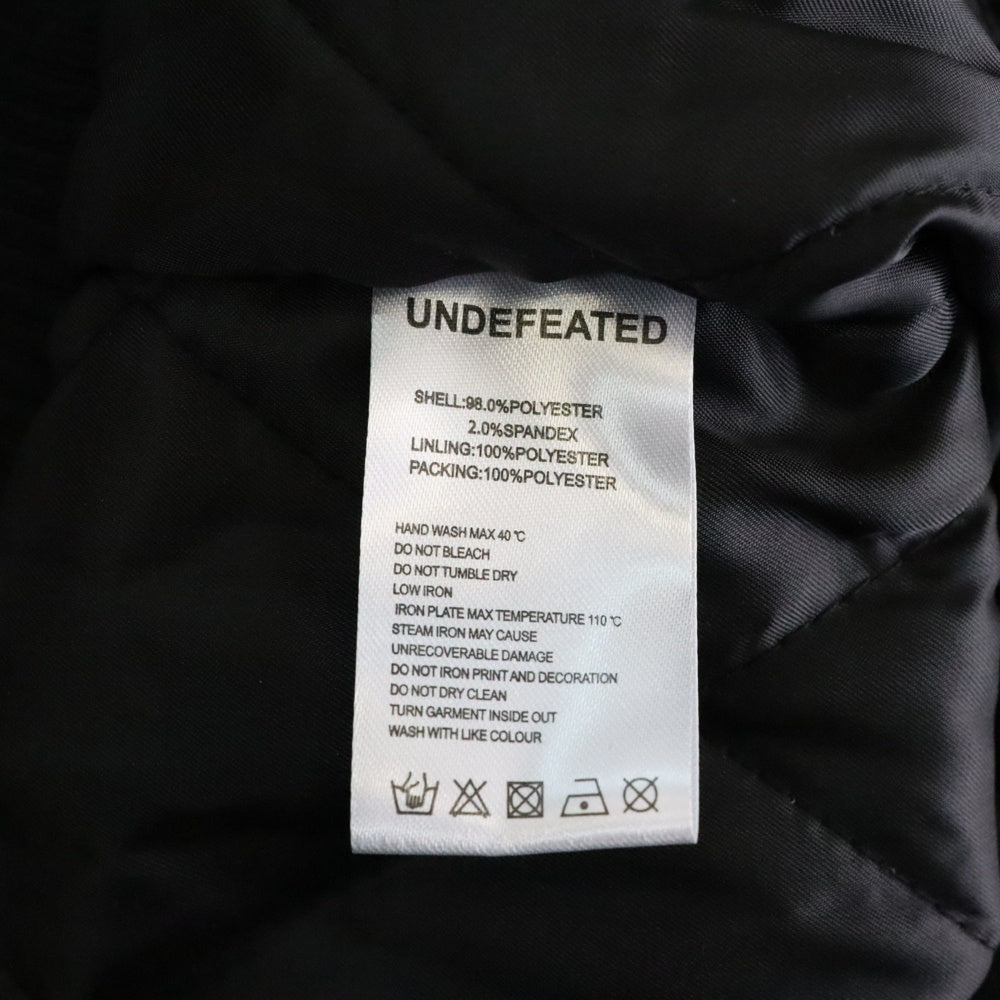 UNDEFEATED(アンディフィーテッド) ロゴ ボタンダウン ポリエステル スタジャン ジャケット ブルゾン ブラック ブラック/ホワイト