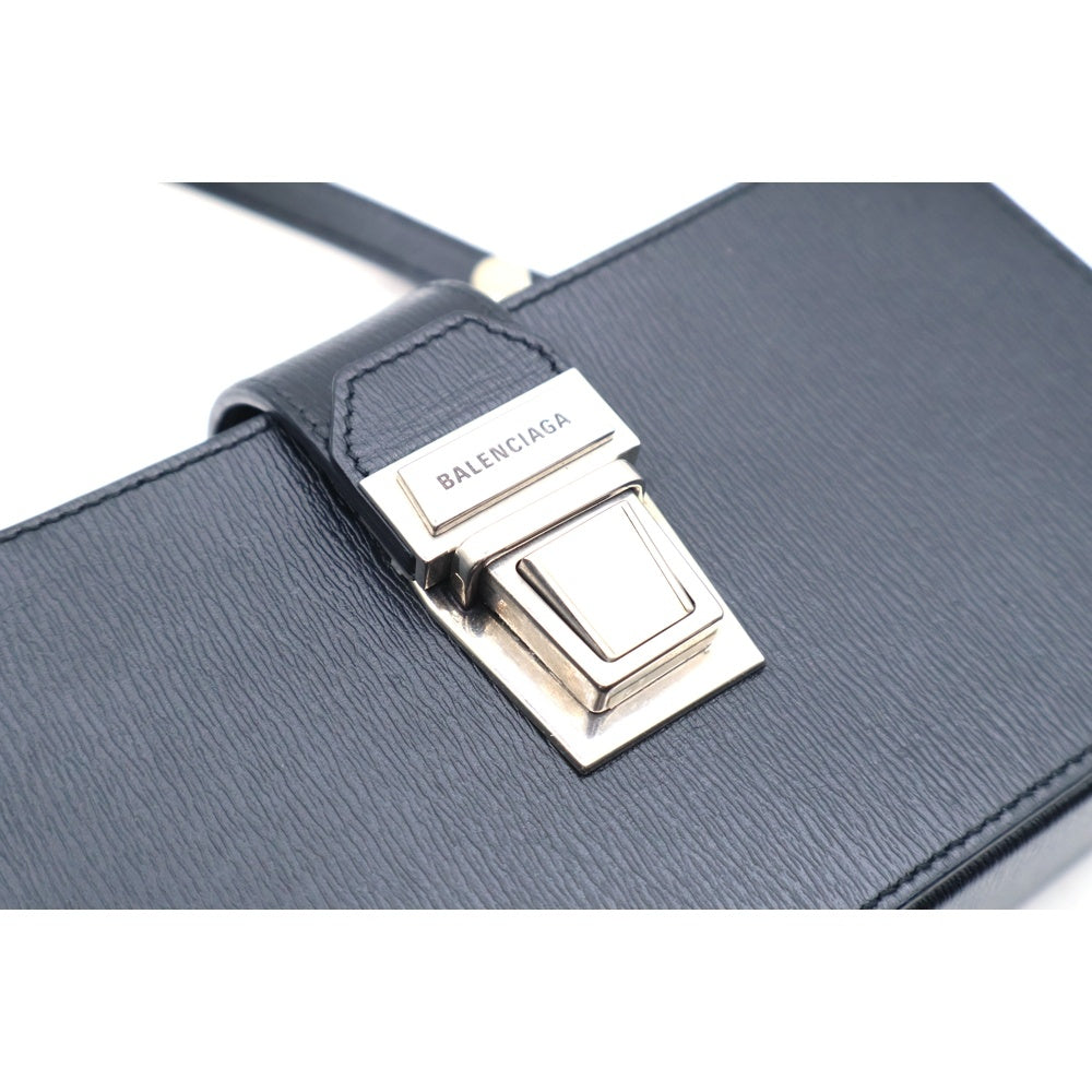 BALENCIAGA(バレンシアガ) タック レザー スクエア ショルダーバッグ ブラック 637881