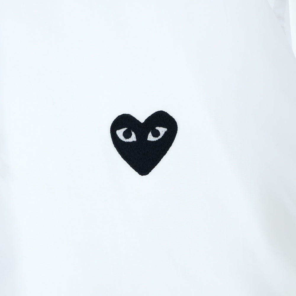 PLAY COMME des GARCONS(プレイコムデギャルソン) ワンポイントエンブロイダリー 長袖 レギュラーカラーシャツ ホワイト AZ-B004 AD2021/8
