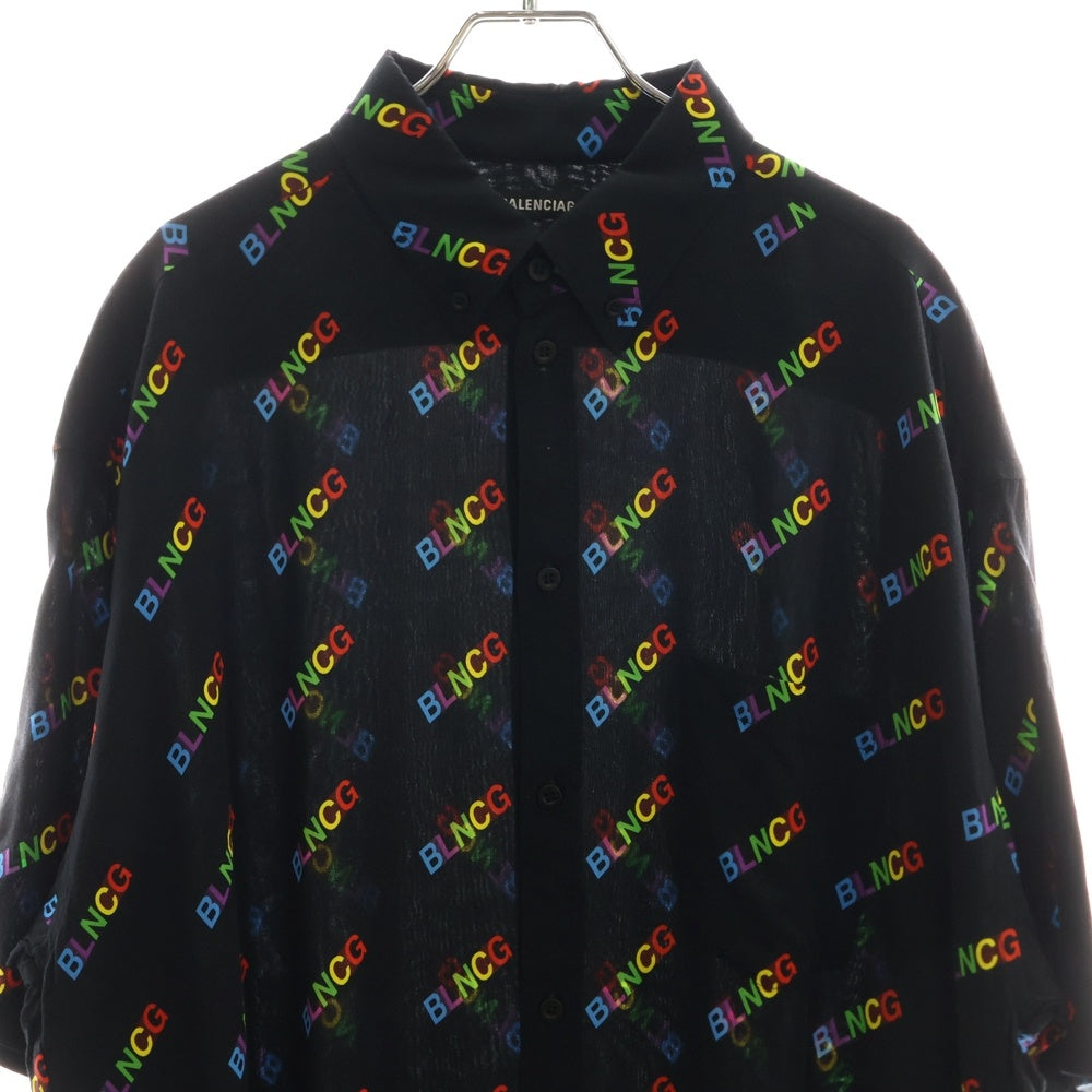 BALENCIAGA(バレンシアガ) ロゴ 総柄 ラージフィット レーヨン ボタンダウン 半袖シャツ ブラック 626938