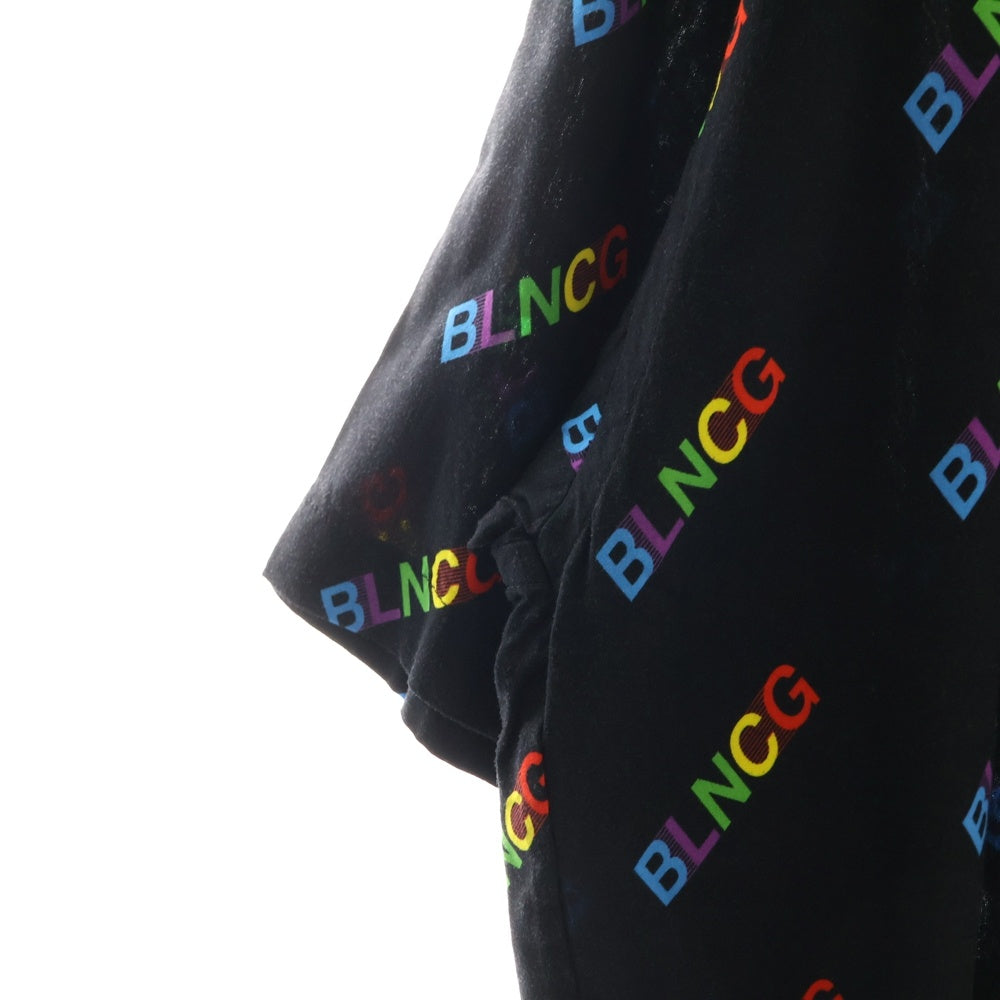 BALENCIAGA(バレンシアガ) ロゴ 総柄 ラージフィット レーヨン ボタンダウン 半袖シャツ ブラック 626938