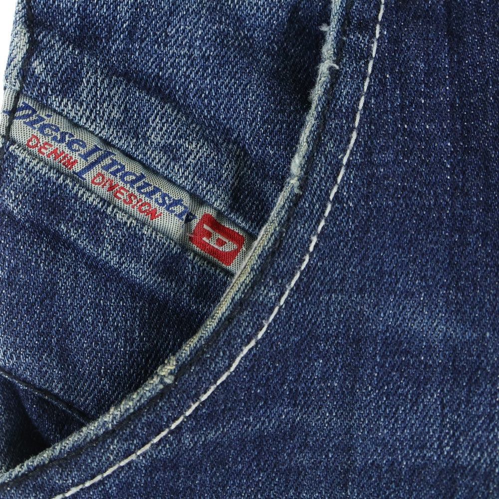 DIESEL(ディーゼル) バックホワイトレザーパッチ ボタンフライ ストレートデニムパンツ インディゴ