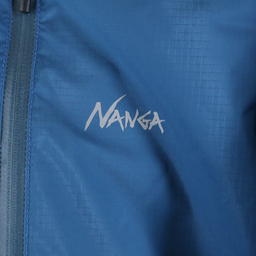 NANGA(ナンガ) AURORA STAND DOWN JACKET フロントロゴプリント オーロラ スタンド ダウンジャケット ブルー