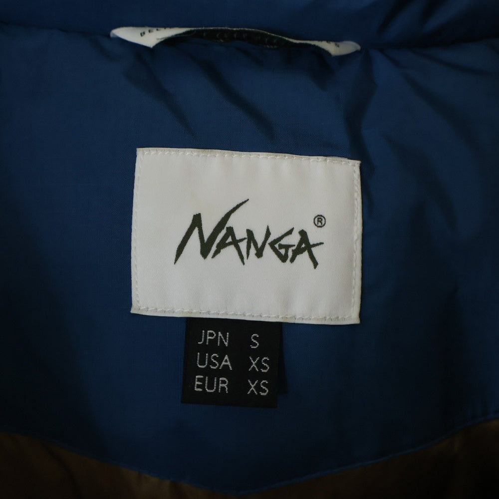 NANGA(ナンガ) AURORA STAND DOWN JACKET フロントロゴプリント オーロラ スタンド ダウンジャケット ブルー