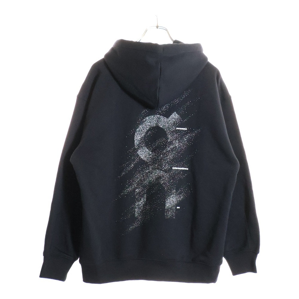 On(オン) CLUB HOODIE GRAPHIC グラフィック 両面プリント スウェットフーディ プルオーバーパーカー ブラック 1MF3053