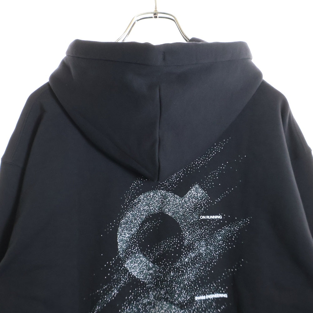 On(オン) CLUB HOODIE GRAPHIC グラフィック 両面プリント スウェットフーディ プルオーバーパーカー ブラック 1MF3053