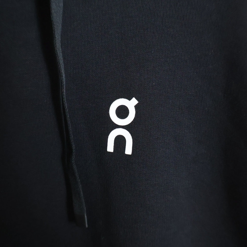 On(オン) CLUB HOODIE GRAPHIC グラフィック 両面プリント スウェットフーディ プルオーバーパーカー ブラック 1MF3053