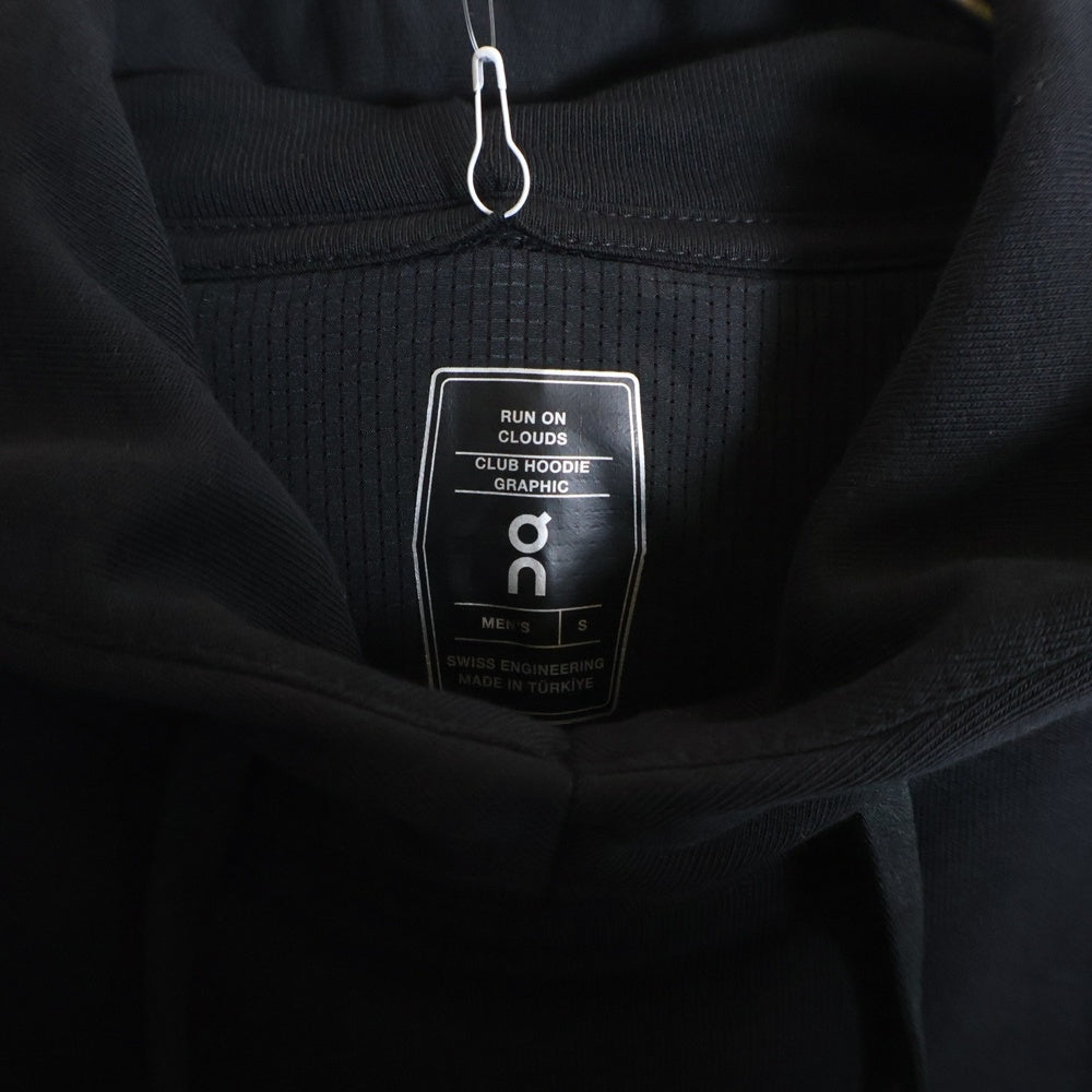 On(オン) CLUB HOODIE GRAPHIC グラフィック 両面プリント スウェットフーディ プルオーバーパーカー ブラック 1MF3053