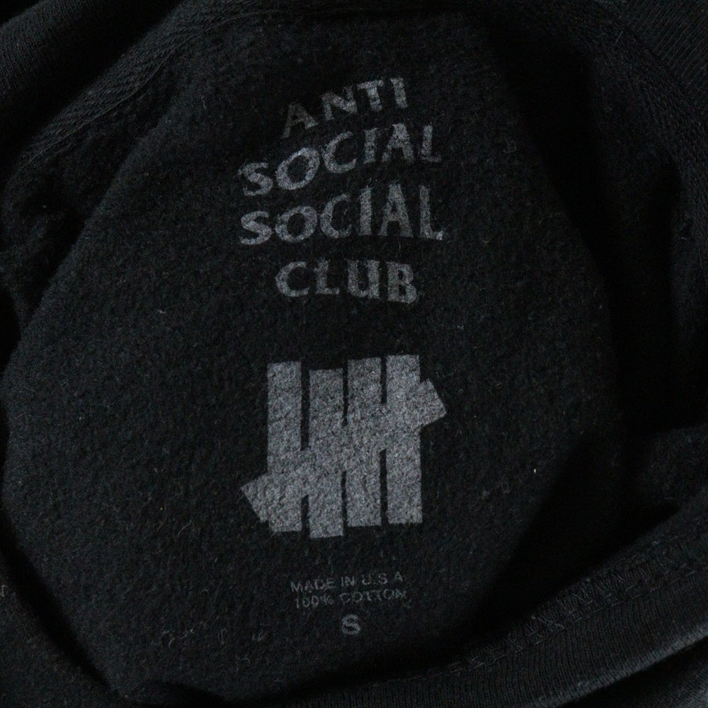 ANTI SOCIAL SOCIAL CLUB(アンチソーシャルソーシャルクラブ) ×UNDEFEATED アンディフィーテッド ロゴプリント スウェットプルオーバーパーカー ブラック