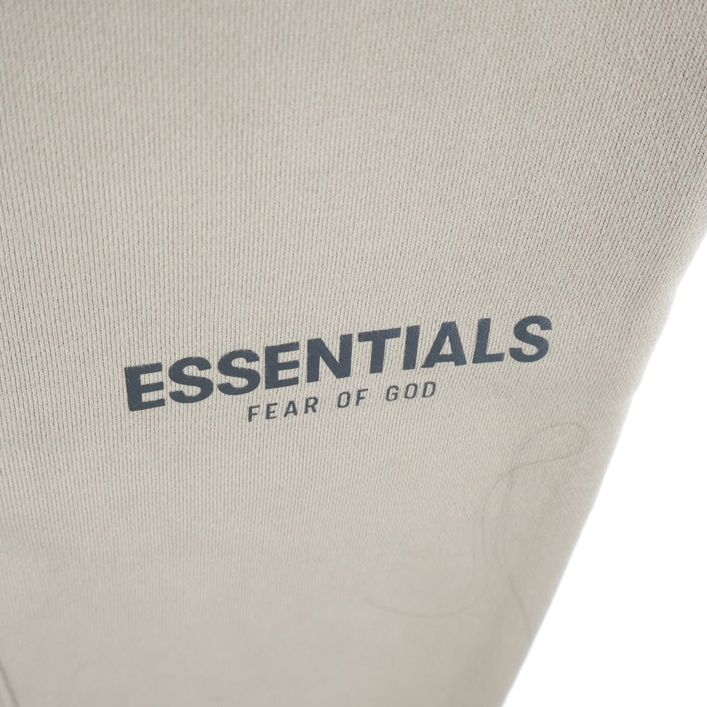 FEAR OF GOD ESSENTIALS(フィアオブゴッド エッセンシャルズ) フロントラバーロゴ スウェット ジョガー ロングパンツ ベージュ