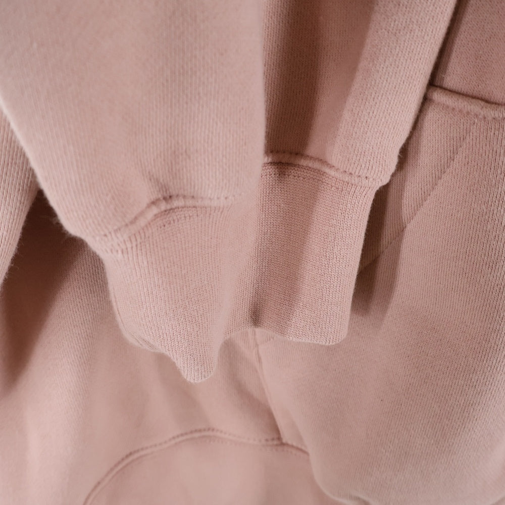 FEAR OF GOD ESSENTIALS(フィアオブゴッド エッセンシャルズ) バックロゴプリント スウェット プルオーバーパーカー ピンク