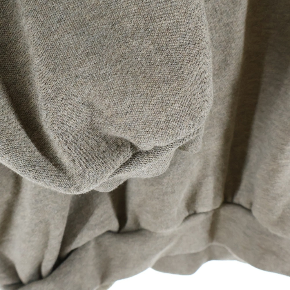 FEAR OF GOD ESSENTIALS(フィアオブゴッド エッセンシャルズ) フロントロゴプリント スウェット プルオーバーパーカー ベージュ