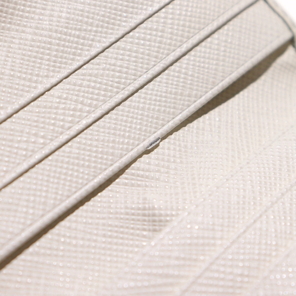 PRADA(プラダ) サフィアーノ レザー トライアングルロゴ コンパクトウォレット 二つ折り財布 ホワイト 2ML049