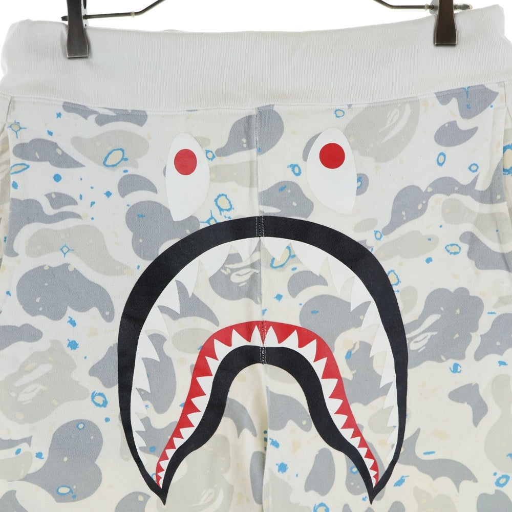 A BATHING APE(アベイシングエイプ) SPACE CAMO SHARK SWEAT SHORTS シャーク スペースカモ スウェットショーツ ハーフパンツ ホワイト 001SPF301006X