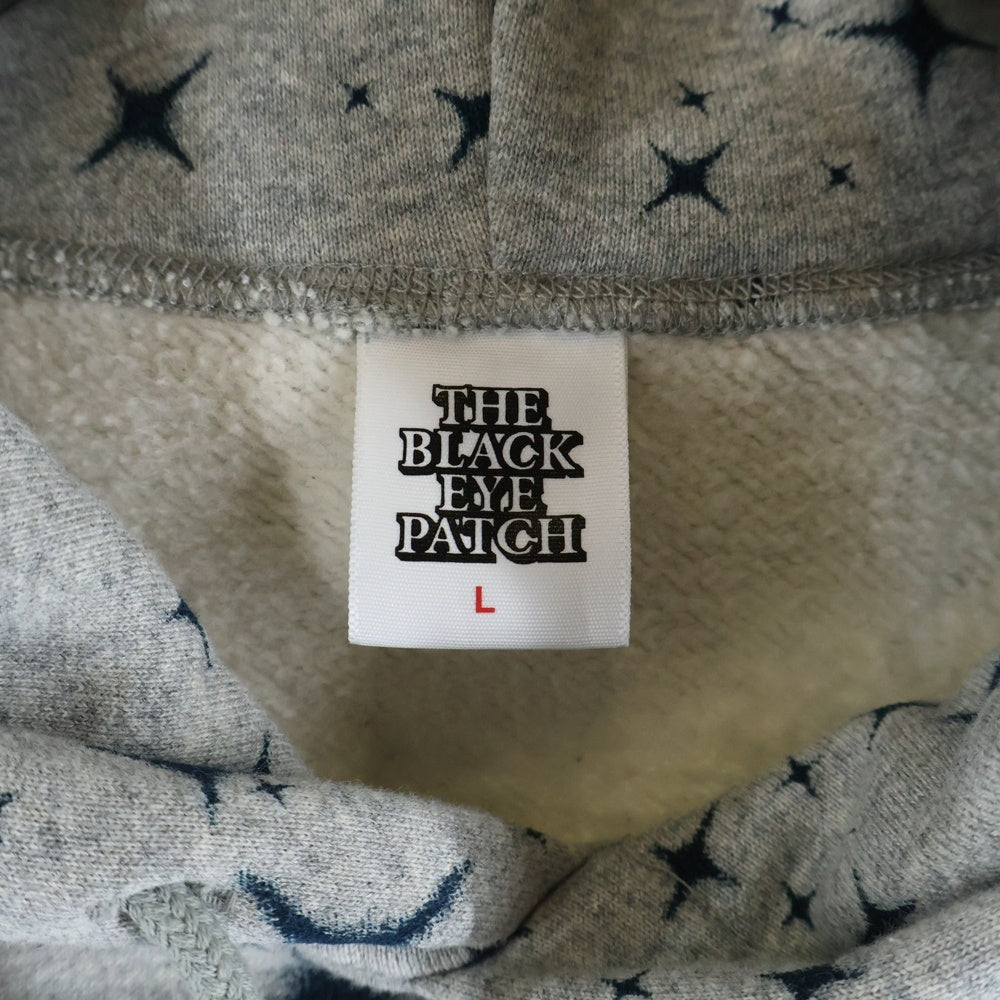 THE BLACK EYE PATCH(ブラックアイパッチ) 22AW LABEL STAR PATTERNED HOODIE ラベル スターパターン プルオーバーパーカー スウェットフーディ グレー