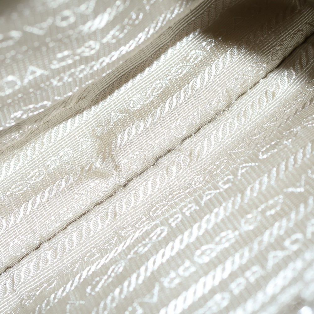 PRADA(プラダ) Re-Edition 2005 リエディション リナイロン サフィアーノレザー トライアングルロゴプレート 2WAY ショルダーバッグ ハンドバッグ ホワイト レディース 1BH204