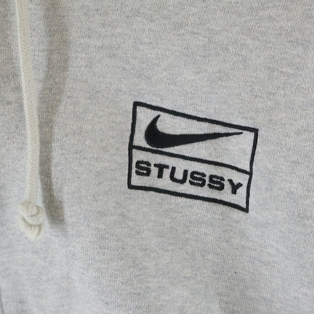 NIKE(ナイキ) ×STUSSY Fleece Zip Hoodie ロゴ刺繍 ジップアップ スウェットパーカー フーディー グレー FJ9181-050