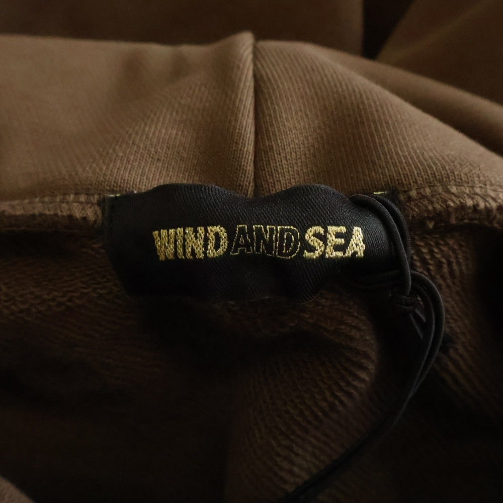 WIND AND SEA(ウィンダンシー) STRAIGHT HOODED SWEATSHIRT ロゴプリント スウェット プルオーバーパーカー ブラウン WDS-O-SIG-25-Q2-CS-01