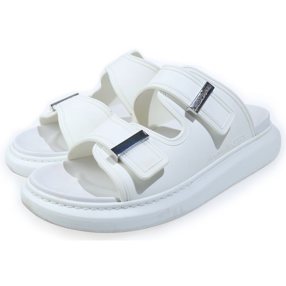 Alexander McQueen(アレキサンダーマックイーン) ロゴメタル コンフォートサンダル ホワイト 663563
