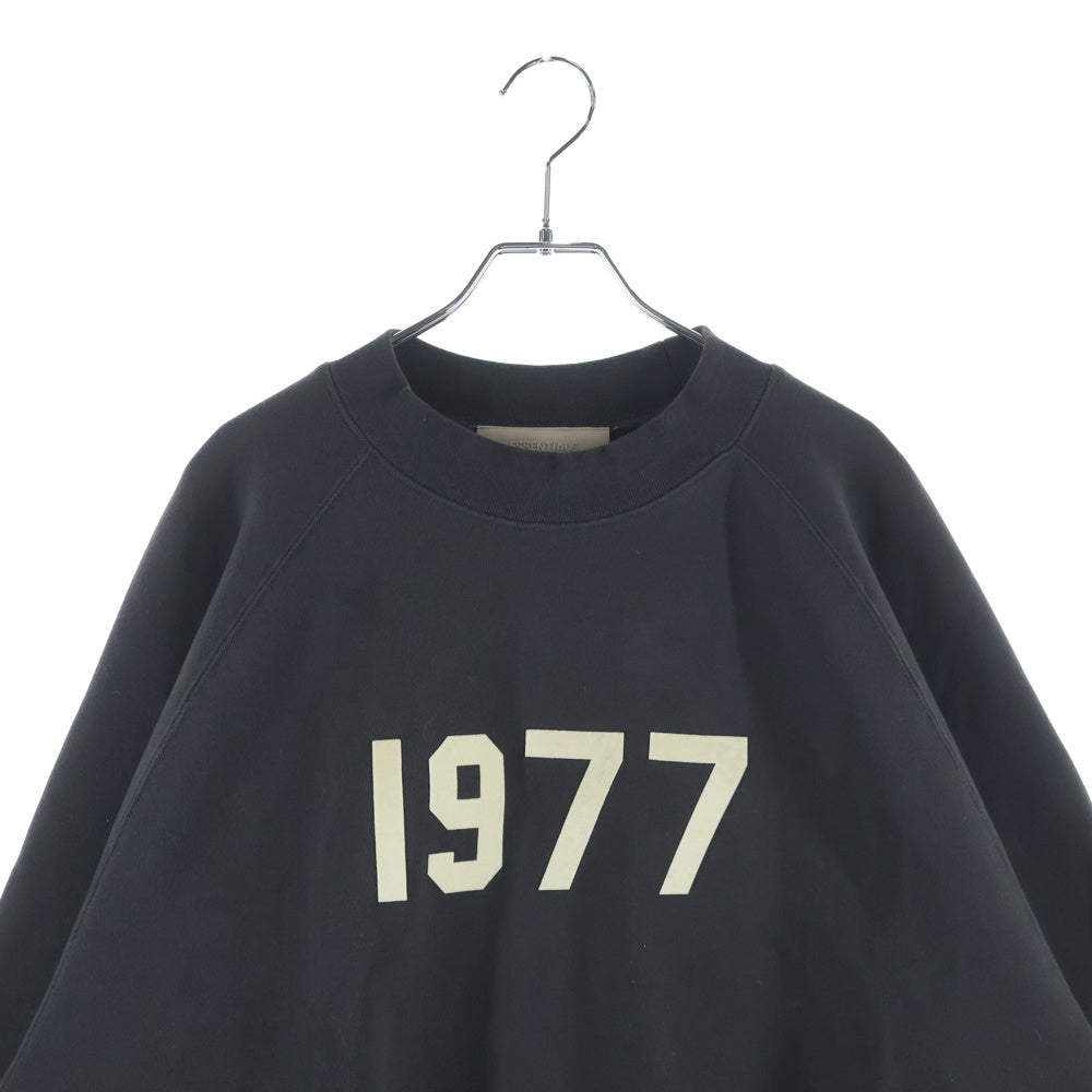 FEAR OF GOD ESSENTIALS(フィアオブゴッド エッセンシャルズ) 1977 フェルト プリント スウェット トレーナー チャコールグレー