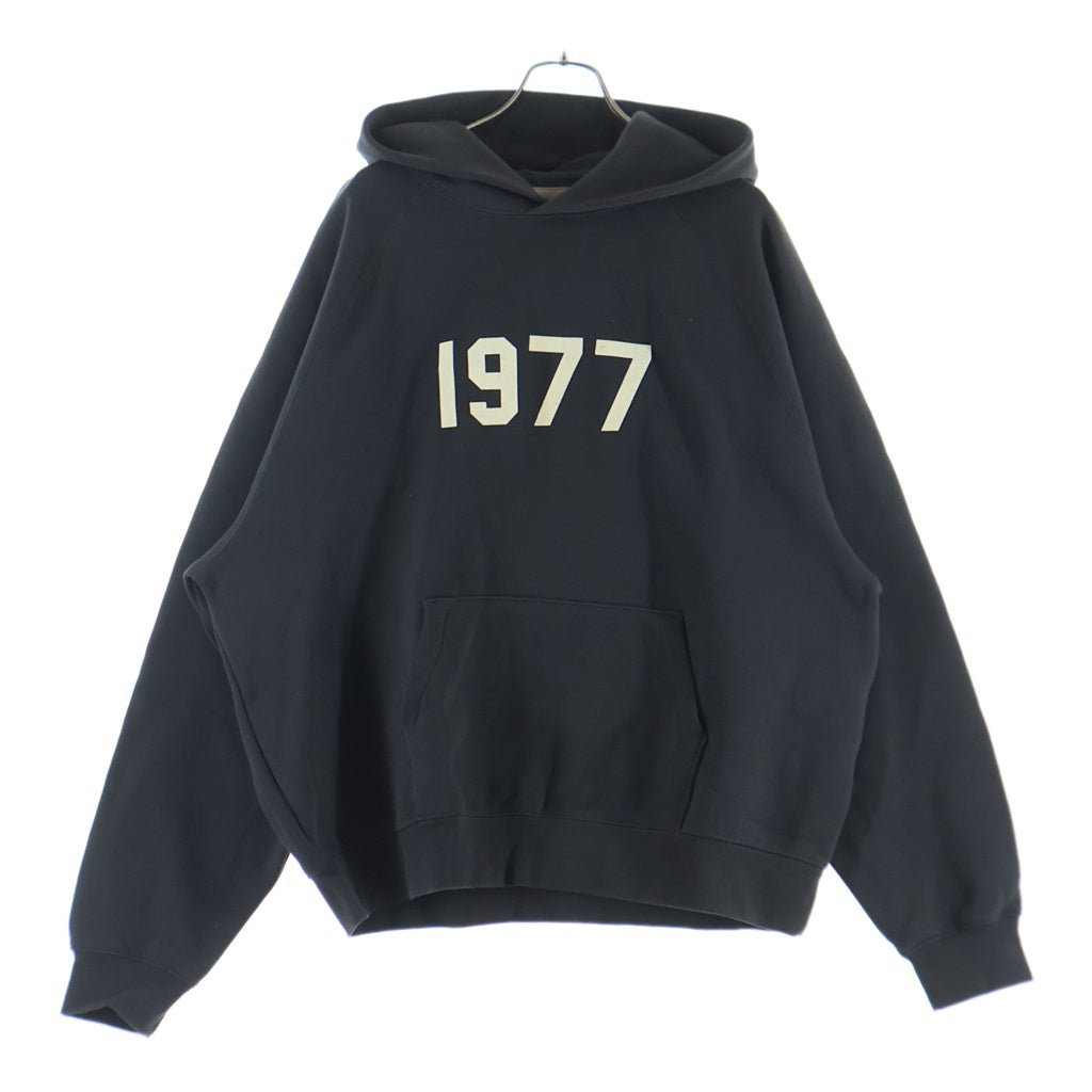 FEAR OF GOD ESSENTIALS(フィアオブゴッド エッセンシャルズ) 1977 フェルト プリント スウェット プルオーバーパーパーカー チャコールグレー