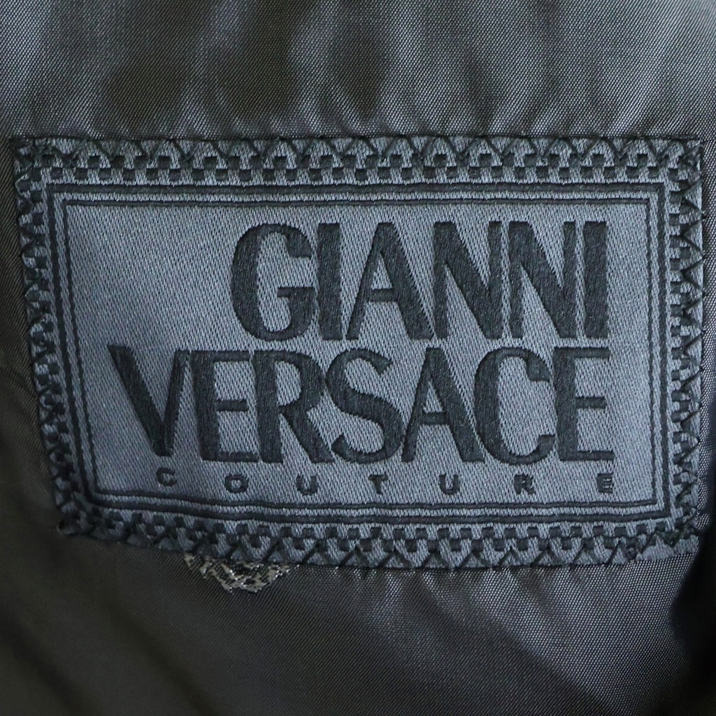 GIANNI VERSACE(ジャンニ ヴェルサーチ) ウール ストライプ ピークドラペル 3B ダブルテーラードジャケット 2タック スラックスパンツ ブラック セットアップ