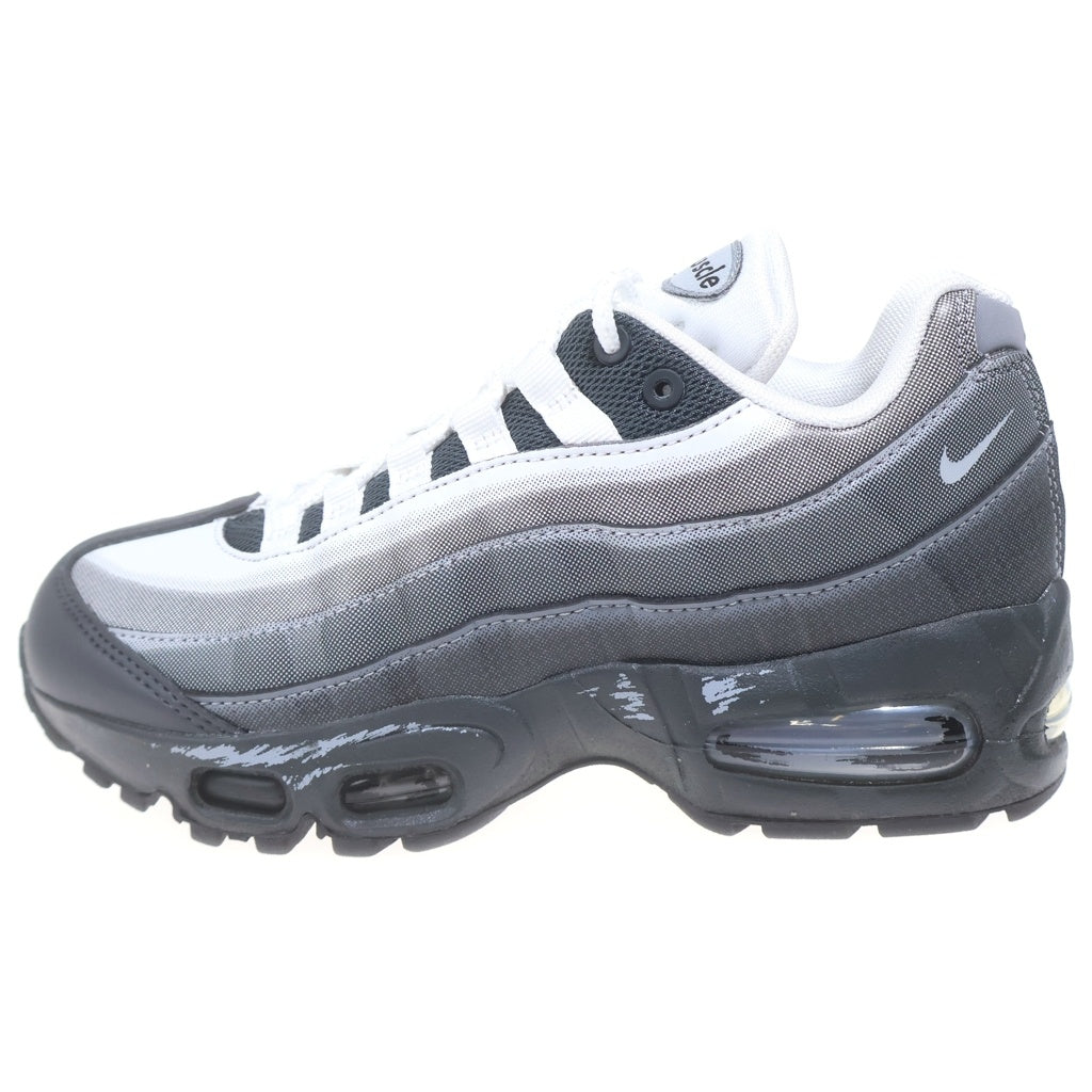NIKE(ナイキ) ×Yu-Gi-Oh! AIR MAX 95 AIR MUSCLE JONOUCJI II7404-100 遊戯王 城之内 エアマックス95 エアマッスル ローカットスニーカー グレー US5.5/23.5cm
