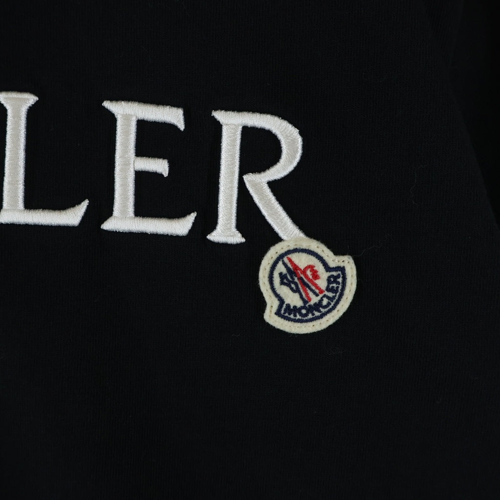 MONCLER(モンクレール) 23SS フロントロゴ刺繍 クルーネック半袖Tシャツカットソー ブラック I20938C00016 829HP レディース