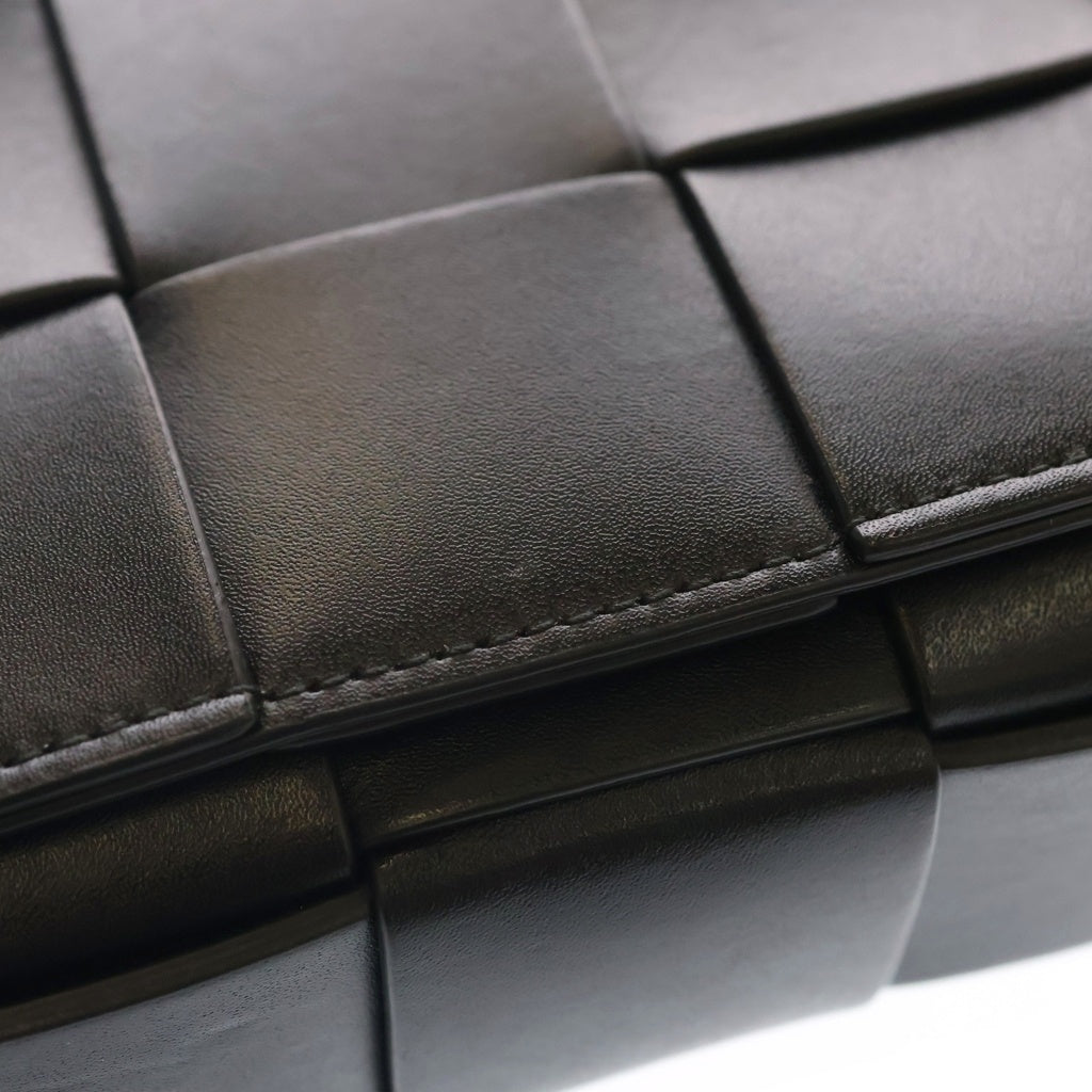 BOTTEGA VENETA(ボッテガヴェネタ) マキシイントレチャートポーチ付き レザーカセット ショルダー バッグ ブラック レディース