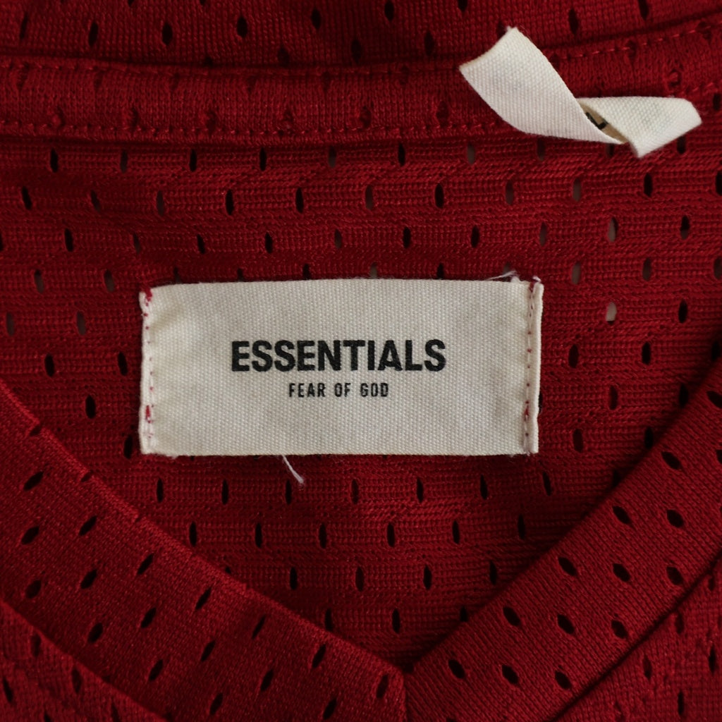 FEAR OF GOD ESSENTIALS(フィアオブゴッド エッセンシャルズ) バックロゴプリント メッシュ Vネック 半袖シャツ レッド