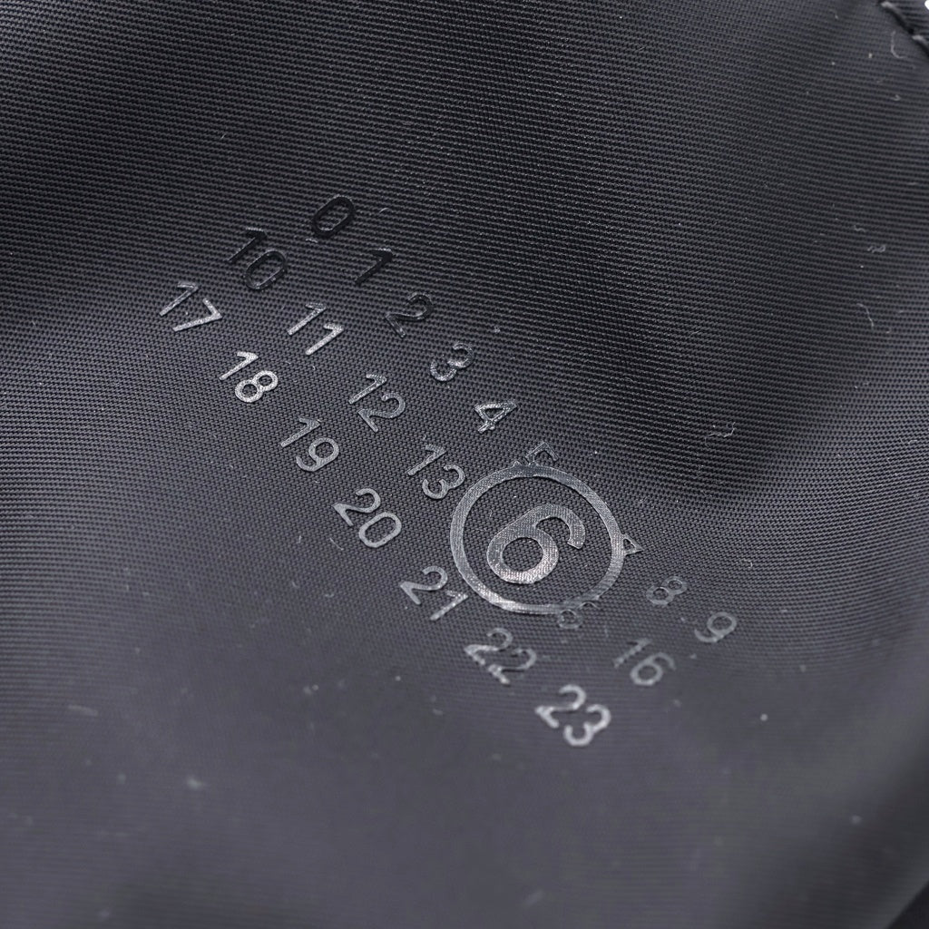 MM6 Maison Margiela(エムエムシックスメゾンマルジェラ) JAPANESE SLING BAG ジャパニーズ ニューメリック ナイロン スリングバッグ ショルダーバッグ ボディバッグ ブラック SB5WG0019