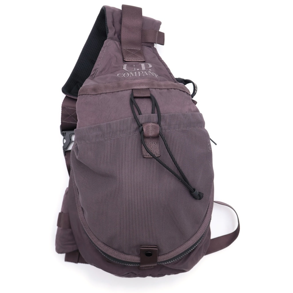C.P. Company(シーピーカンパニー) Nylon B Crossbody Mesh Rucksac ナイロン クロスボディ メッシュ ナイロン ショルダーバッグ ブラウン 17CMAC075A