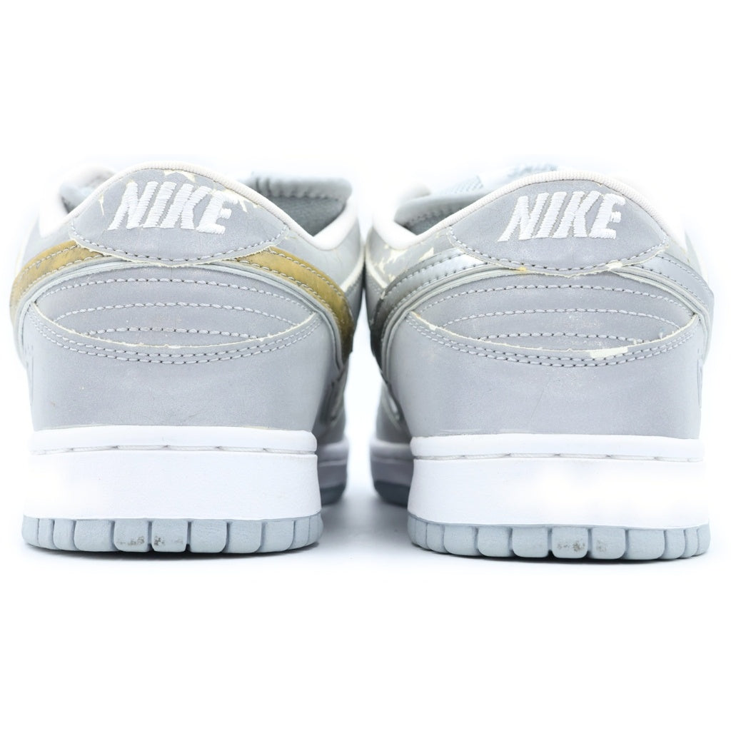 NIKE SB(ナイキエスビー) 【観賞用2005年製】 DUNK LOW MEDICOM 3 304292-008 ダンク メディコム ローカットスニーカー シルバー US10.5/28.5cm