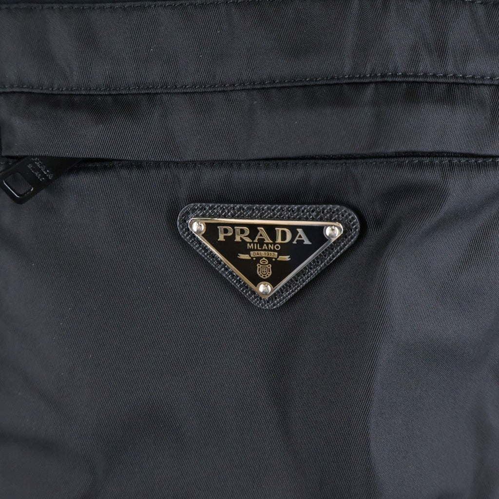 PRADA(プラダ) ナイロン素材 胸ポケット トライアングルプレートデザイン クルーネック 半袖Tシャツ カットソー ブラック UJN661 S221 11CK