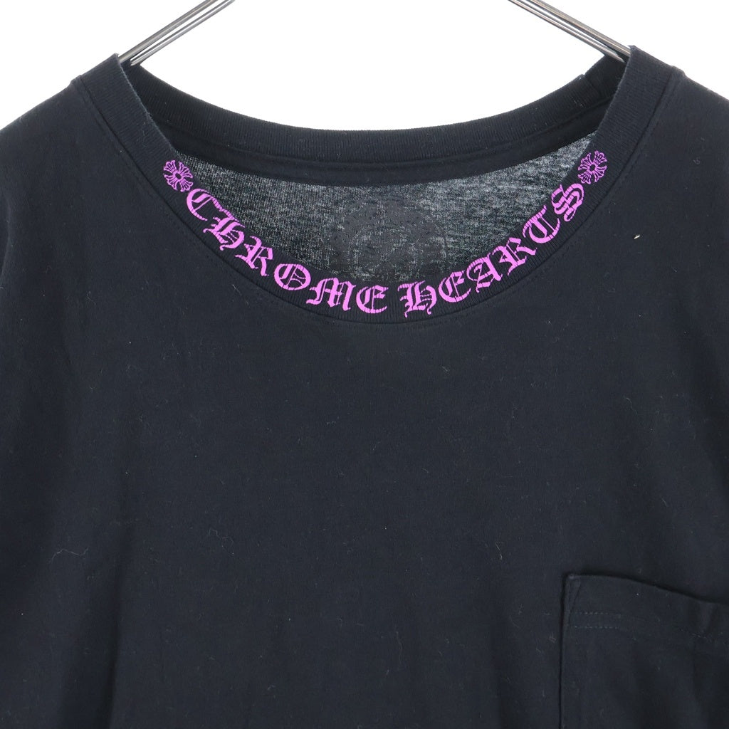 CHROME HEARTS(クロムハーツ) Neck Logo ネックロゴ クルーネック半袖Tシャツカットソー ブラック/ピンク
