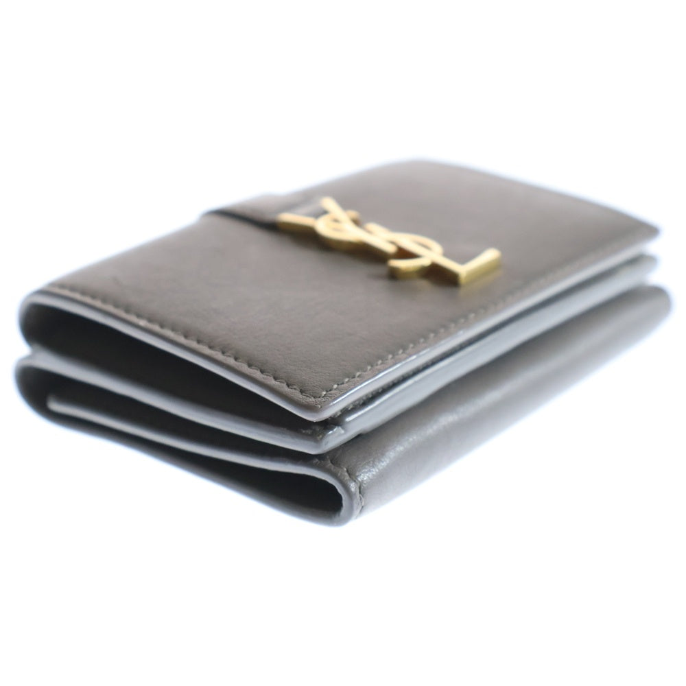SAINT LAURENT PARIS(サンローランパリ) カサンドラロゴプレート タイニー レザー コンパクトウォレット 三つ折り財布 ゴールド金具 グレー 459880